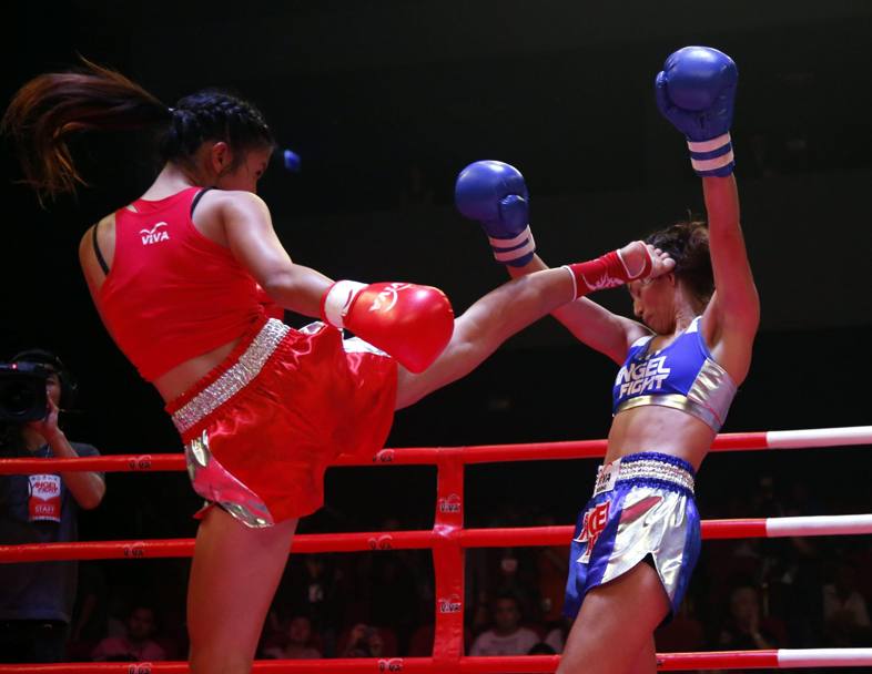 Bangkok, World Muay Thai Angels 2014, Saifa Sor Suparat colpisce con un calcio al viso Teresa Wintermyr (Epa)